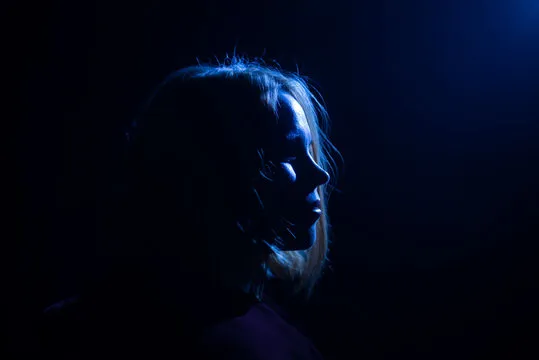 福彩速报团队在讨论工作的场景